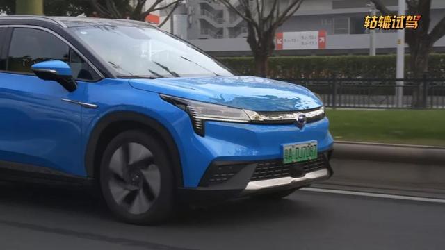 轱辘试驾|国产电动车敢卖30万以上必败?这台车让我有了新看法