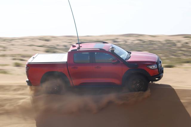 9.68万起，配2.4T+3把锁，越野拉货能通吃，气质也跟猛禽相差无几