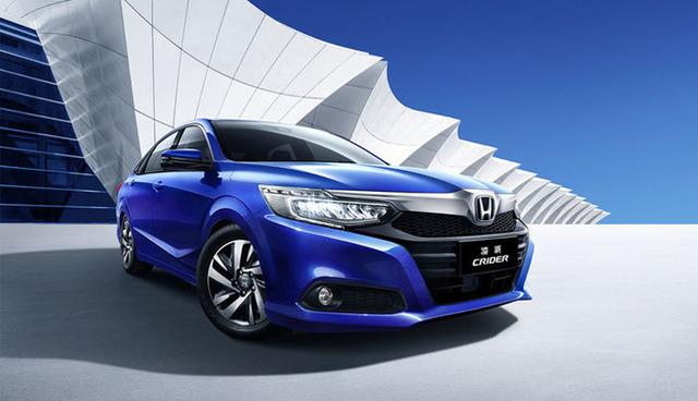 了蓝标,同时a柱下方前翼子板加入了混动车型特有的hybrid专属蓝色标志