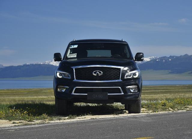 日系的大坦克英菲尼迪qx80长5米3配v8引擎